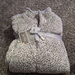 Oscar De La Renta Zip Robe & Dearfoam Slipper Socks