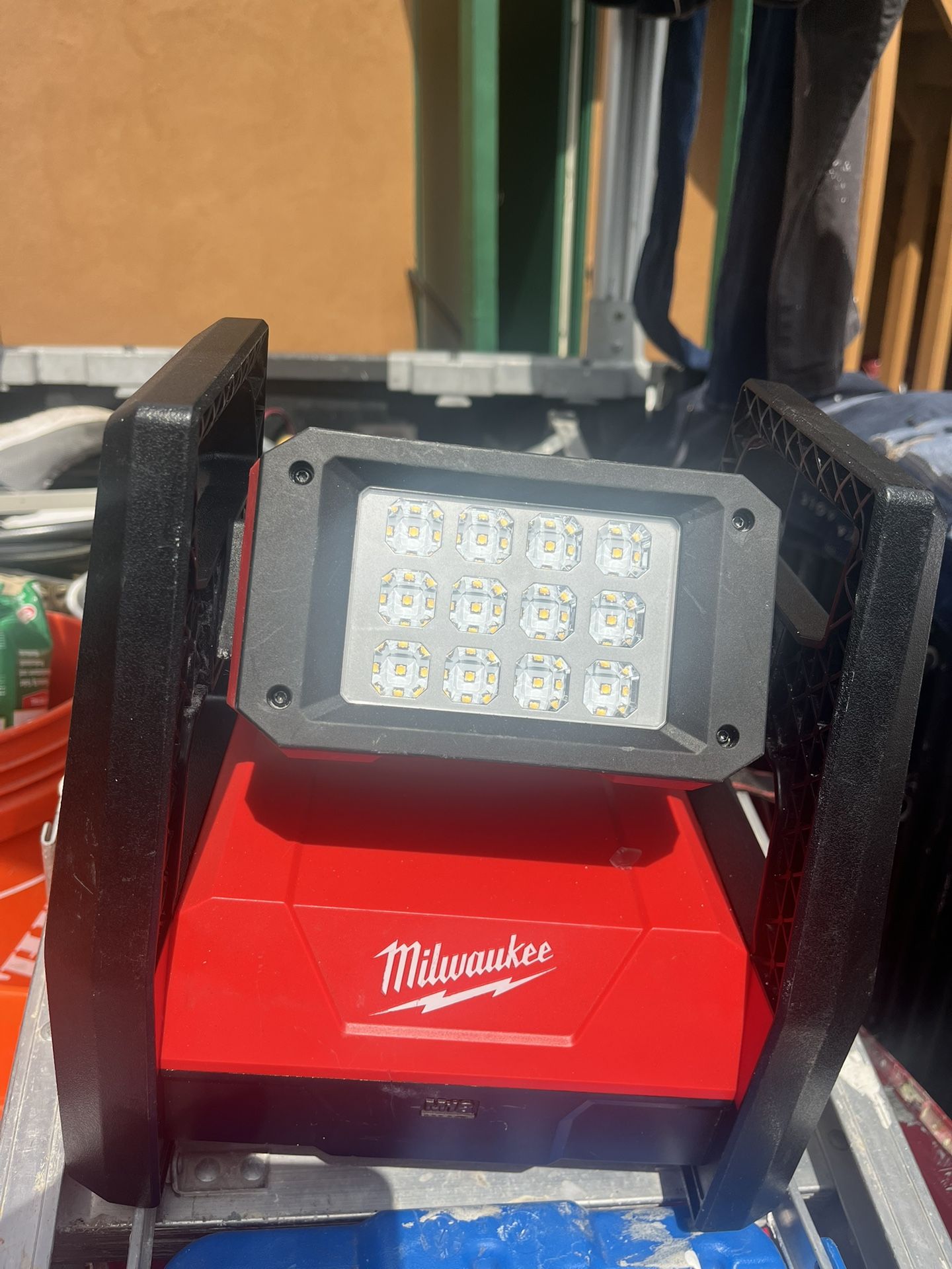 Milwaukee 18 Volt Lámpara De Pila Y De Luz