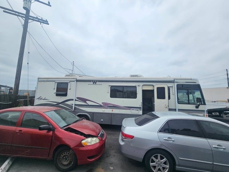 1999 Winnebago Adventure Rv.