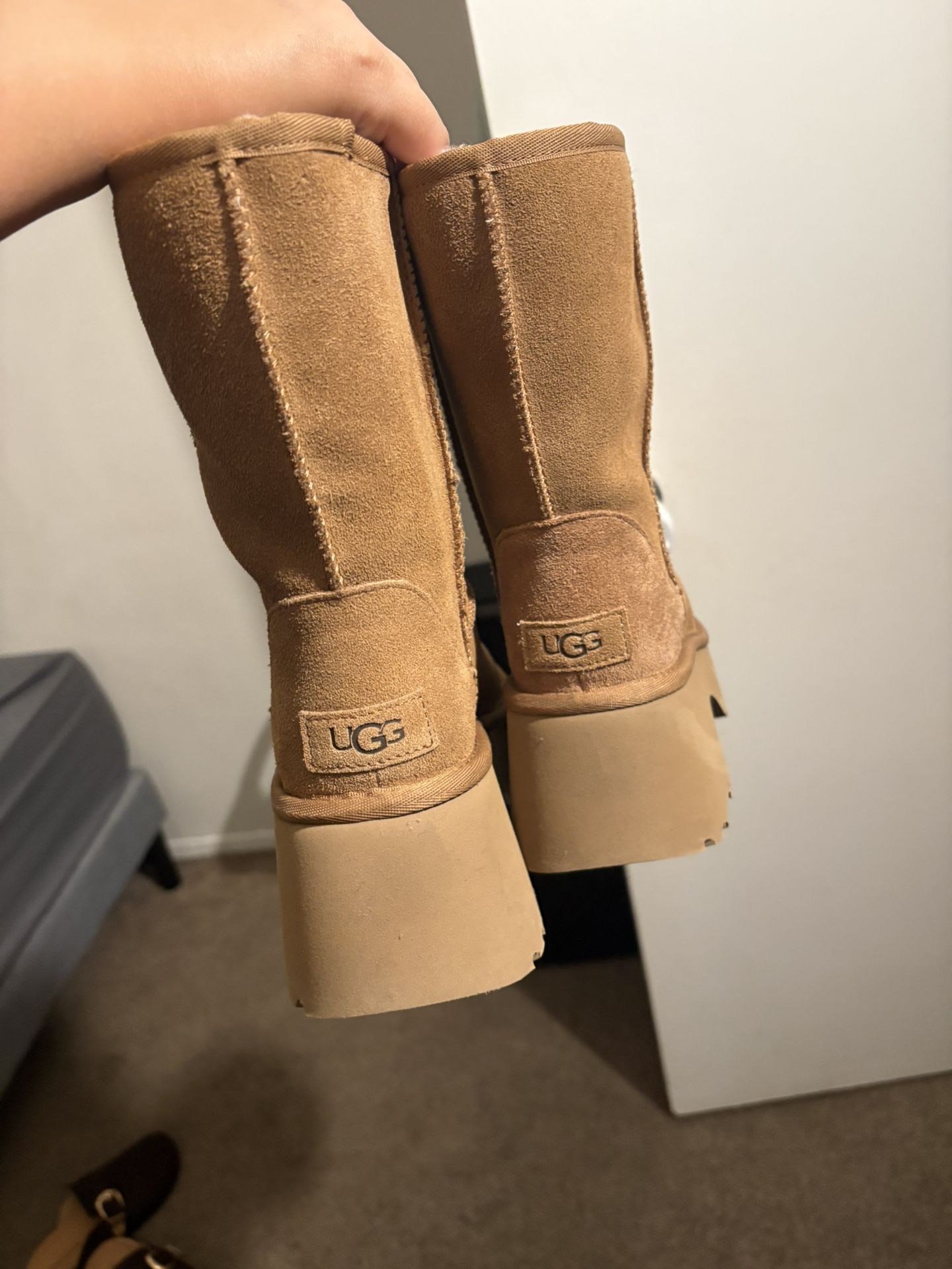 UGGS Size 6 New No box