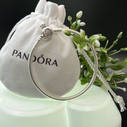 Pandora style bracelet !!  925 sterling silver. Bracelet size: 7.5"in. 19cm.