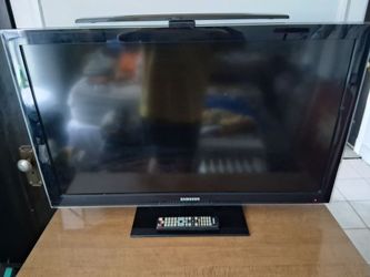 40" Samsung HDTV w Stand, Antenna, Remote