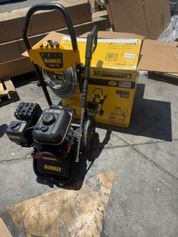 Dewalt 3400 psi 2.5 GPM Gas Cold Water Pressure Washer with OEM Axial Pump like new