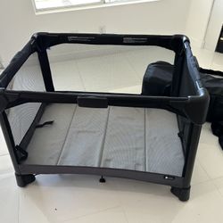 4 MOMS Breeze GO Playard