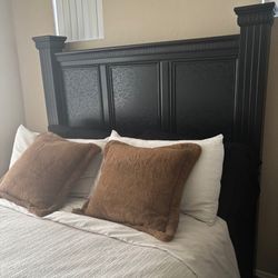 QUEEN SIZE BED FRAME (Must Sale)