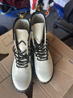 Leather Lace Up Boots Dr. Martens