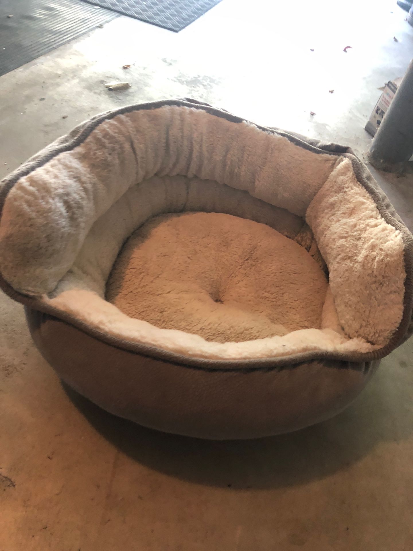 Fluffy pet bed!! $5.00 or best offer!!