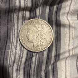 1900 Silver  Morgan Dollar o