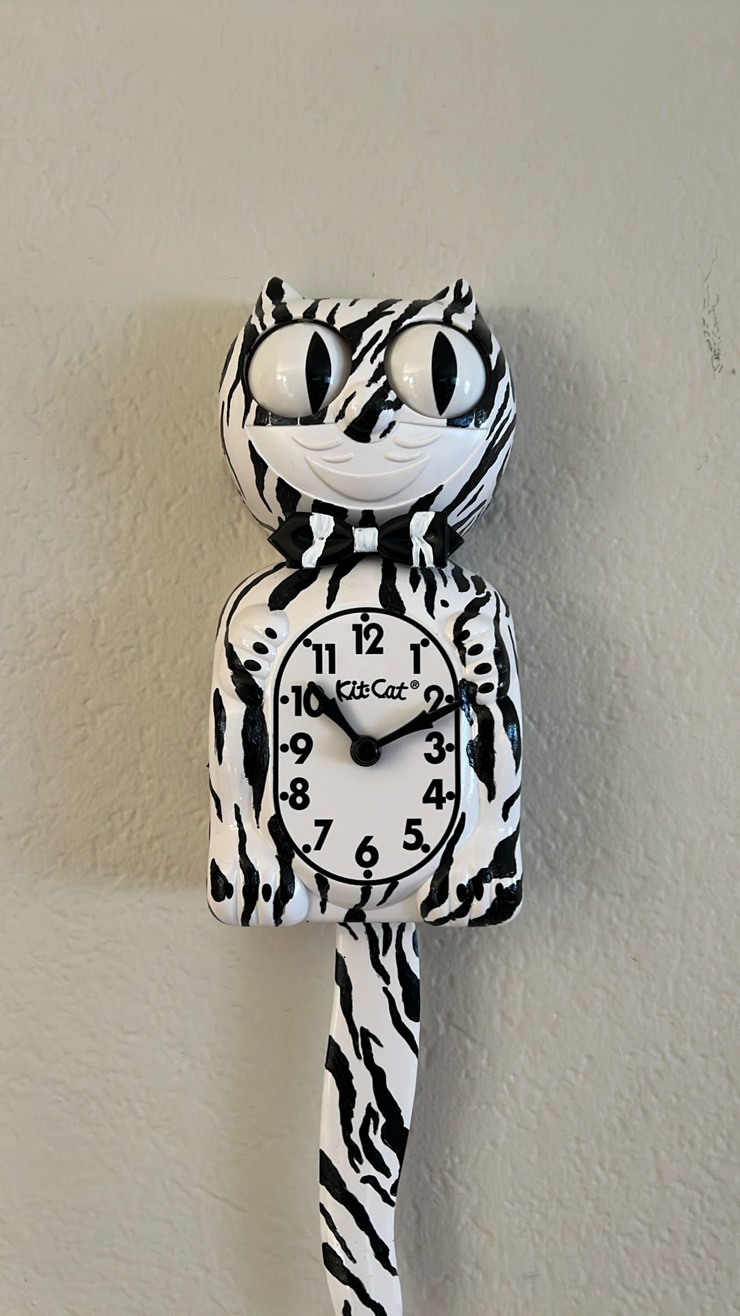 Exotic Pet White Tiger Kit Cat Clock $220