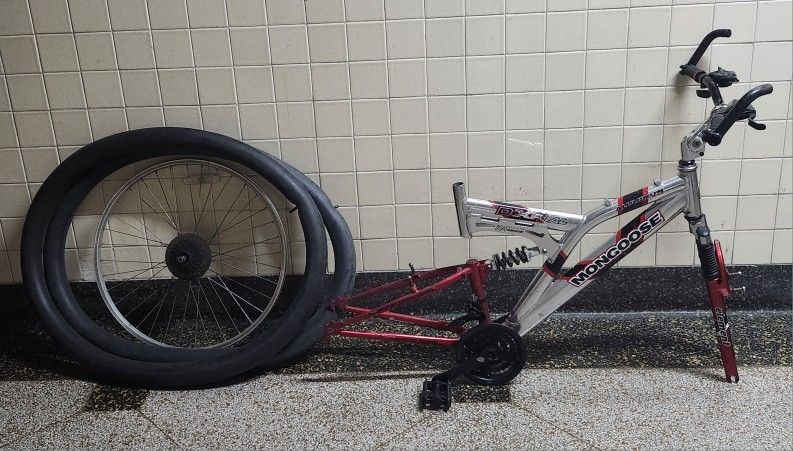 Mongoose DXR AL Aluminum 16 3/4" Full Suspension Frame, front rim, and 2 inner tubes for parts or repair.