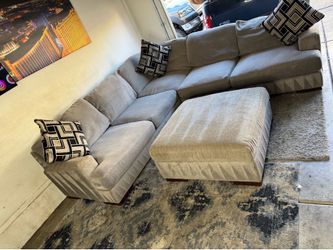 * Like New * Ashley furniture 4pc Modular sectional sofa & storage ottoman ( Free Delivery )