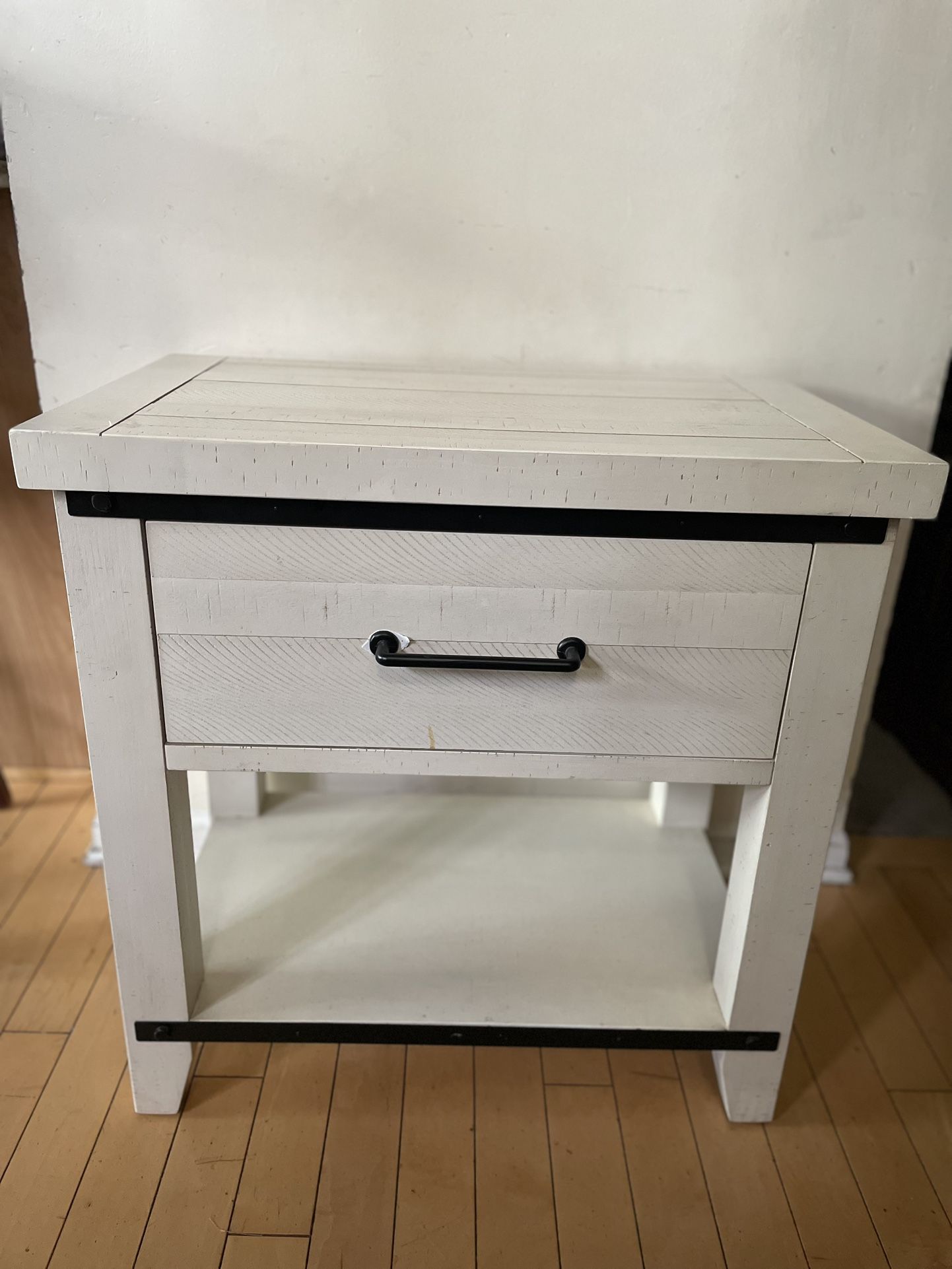Distressed White Finish Dakota One Drawer Nightstand by Holland House.