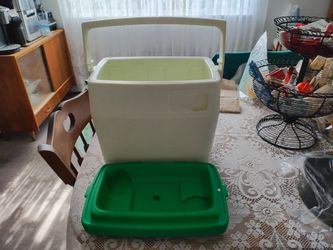 Cooler. Vintage lil Oscar 16 qt cooler. Top right is not dirty, just where the lil Oscar decal came off. Price firm