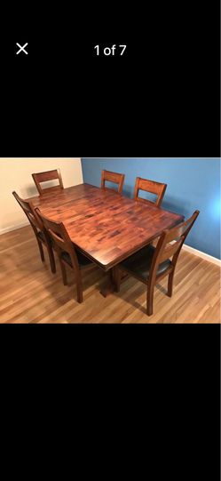 Dining room table,chairs and 2 leafs