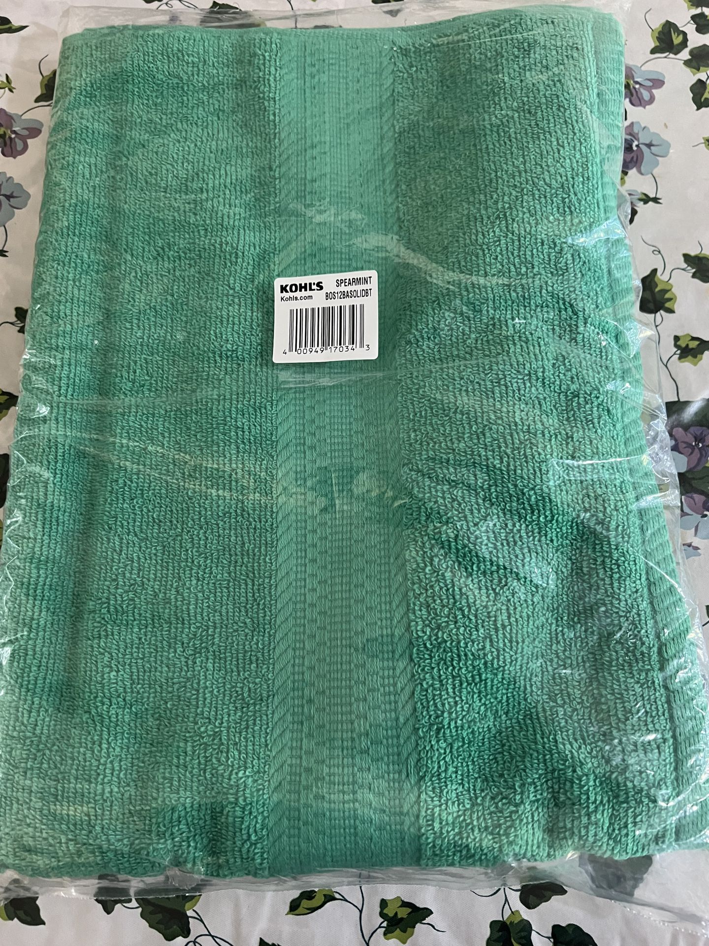 New KOHL’S Green Superfine Fiber Towel, Soft Comfortable Bathing Towel, Absorbent Shower Towel, Adult Spa Towel Size 27x54 Inches .5$
