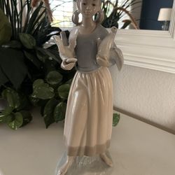 Lladro “ Girl With Love Doves”