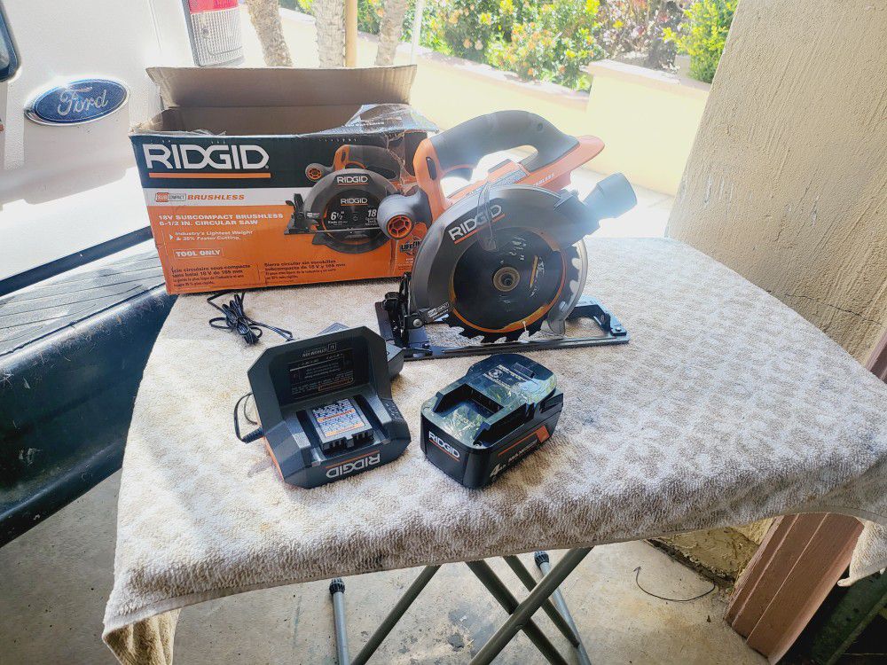 Ridgid 18V SubCompact Brushless Cordless 6-1/2 in. Circular Saw whit (1)4ah Battery/charger 