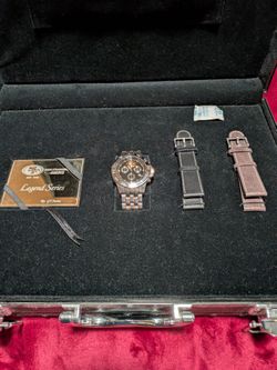 Make a bold statement with this San Francisco 49ers Legend Series collector’s set