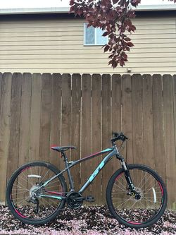 GT Laguna Pro Mountain Bike – Medium Frame, 27.5” Wheels