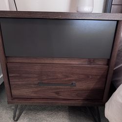 Set of 2 nightstands