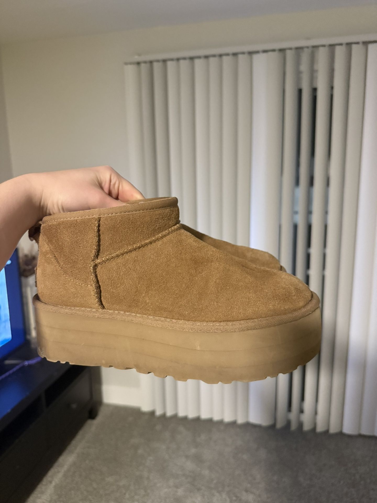 Ugg Plate form Mini Ugg- Size 8