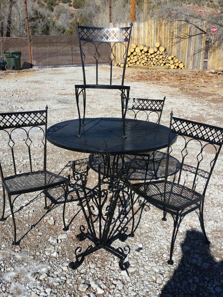 Mid Century Woodard 1960's Quatrefoil design very heavy wrought iron patio table set/patio furniture