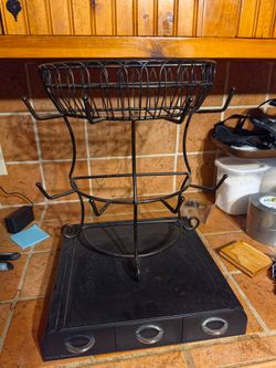Coffee cup and coffee pod holder