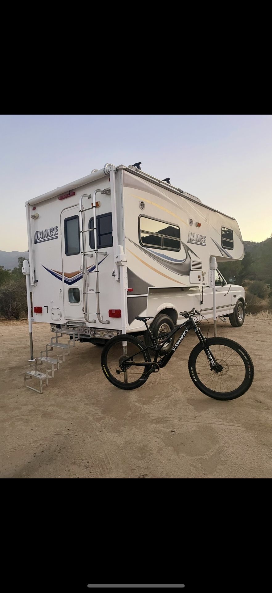 LIKE NEW 2010 LANCE 850 Truck Camper