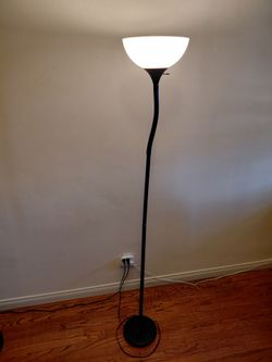 Black standing lamp with mobile head