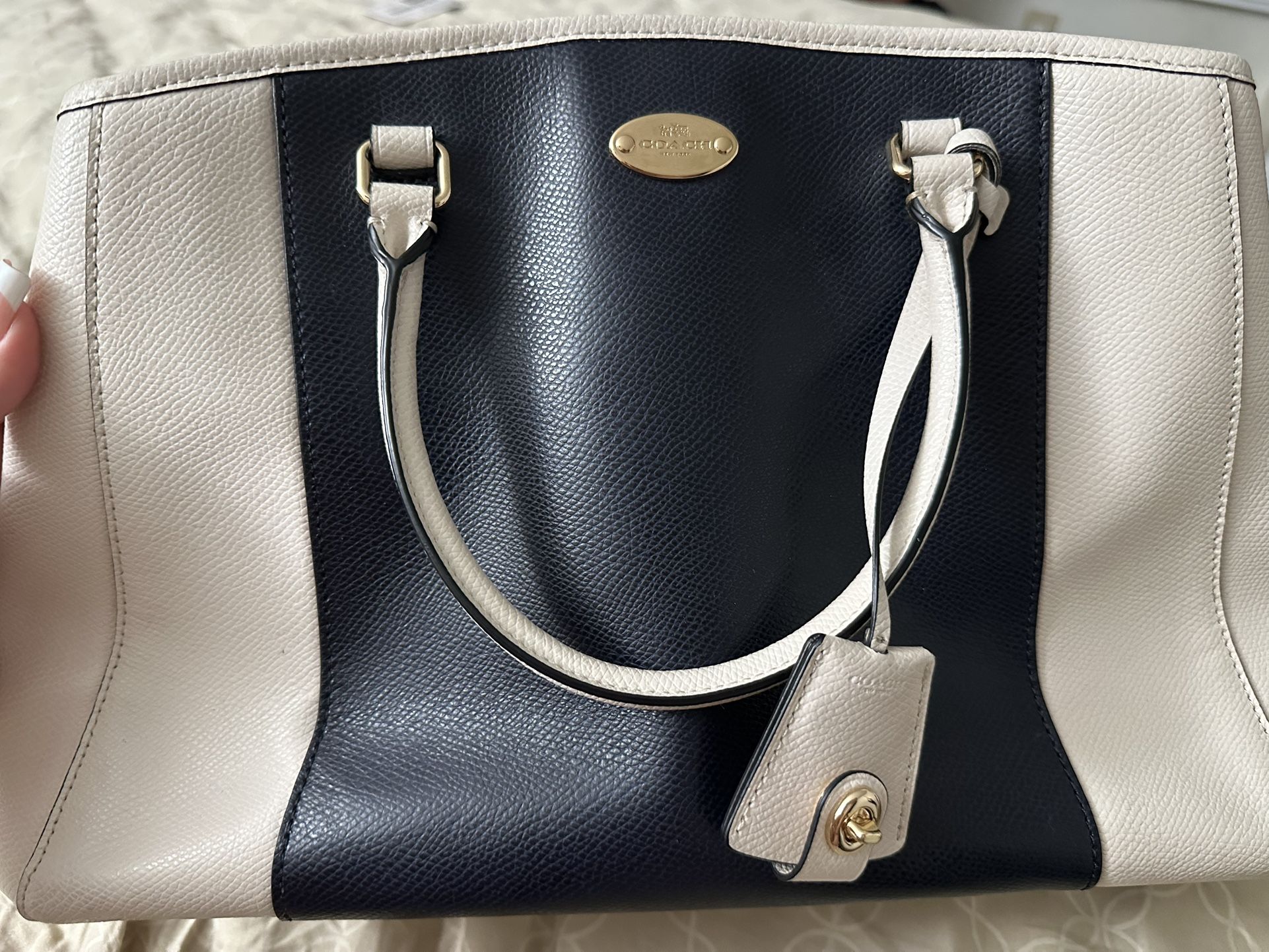 XL 100% Authentic Coach Purse Like New Off White And Navy Blue Really Roomy And Lots Of Pockets!