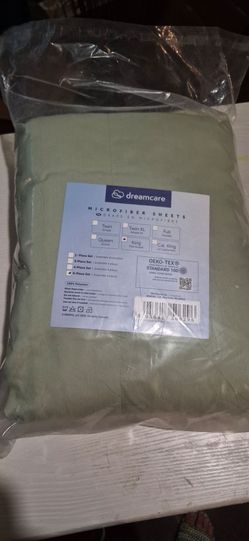 Blue and green bedsheets
