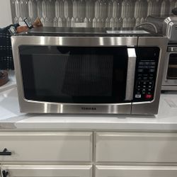 Microwave Toshiba 1.2 Cu Ft