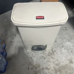 Rubbermaid Trash Can