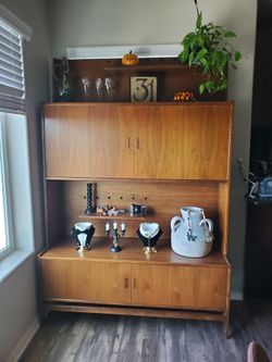 Mid Century Sideboard Credenza Buffet and Hutch Display Cabinet