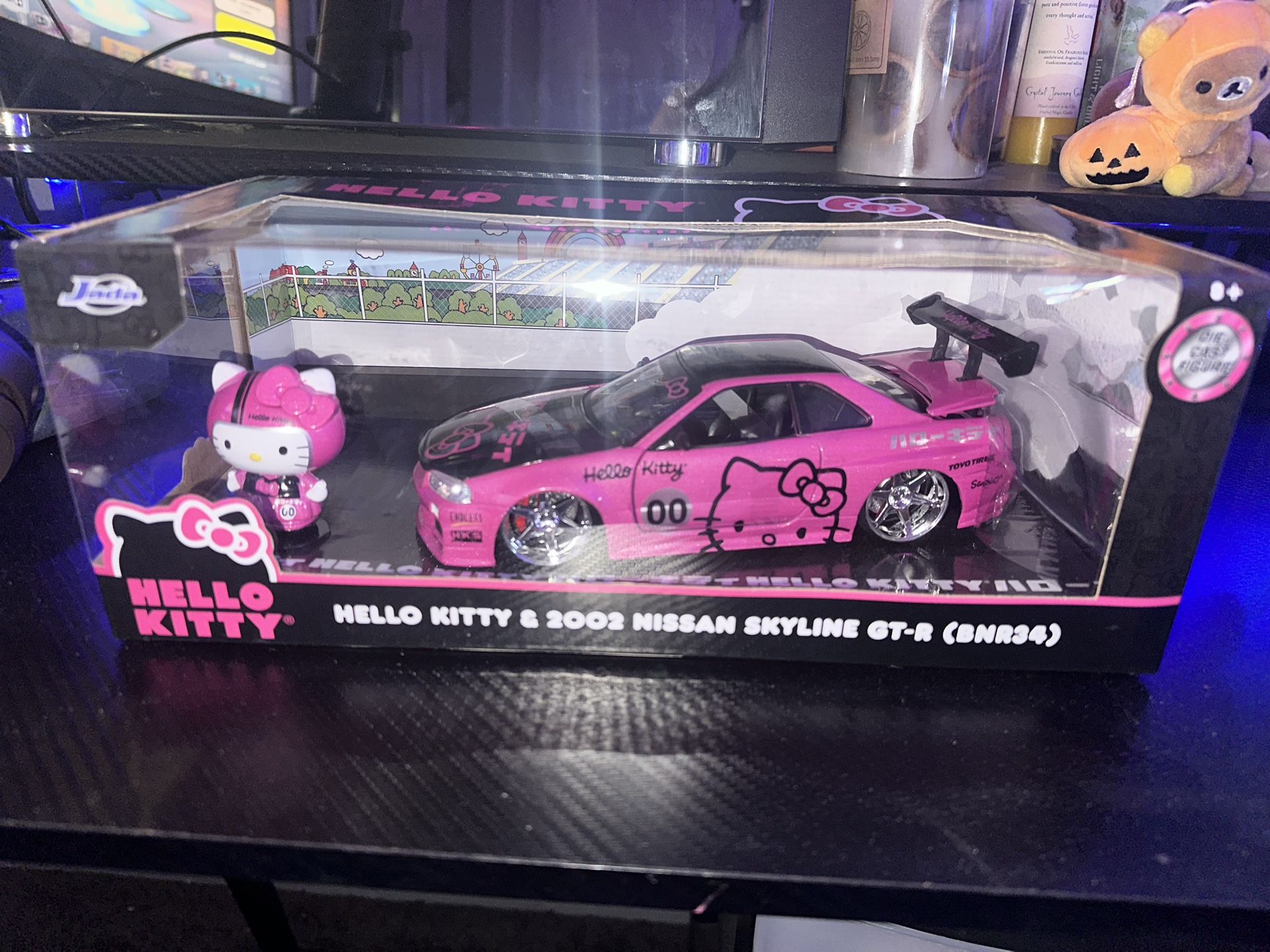 Jada Toys 1/24 2002 Nissan Skyline GT R (BNR34) with Hello Kitty Figure