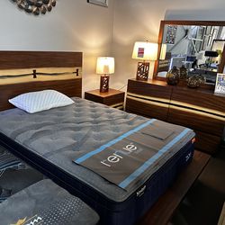 Solid wood platform bed set! $1799 🤎☎️✨