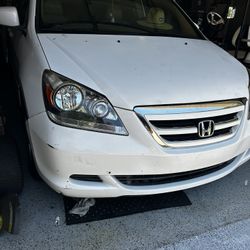Honda odyssey hood and bumper 2006