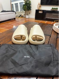 Yeezy Slides - Vanilla  Brand new