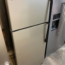 GE Stainless Steel Top And Bottom Refrigerator 