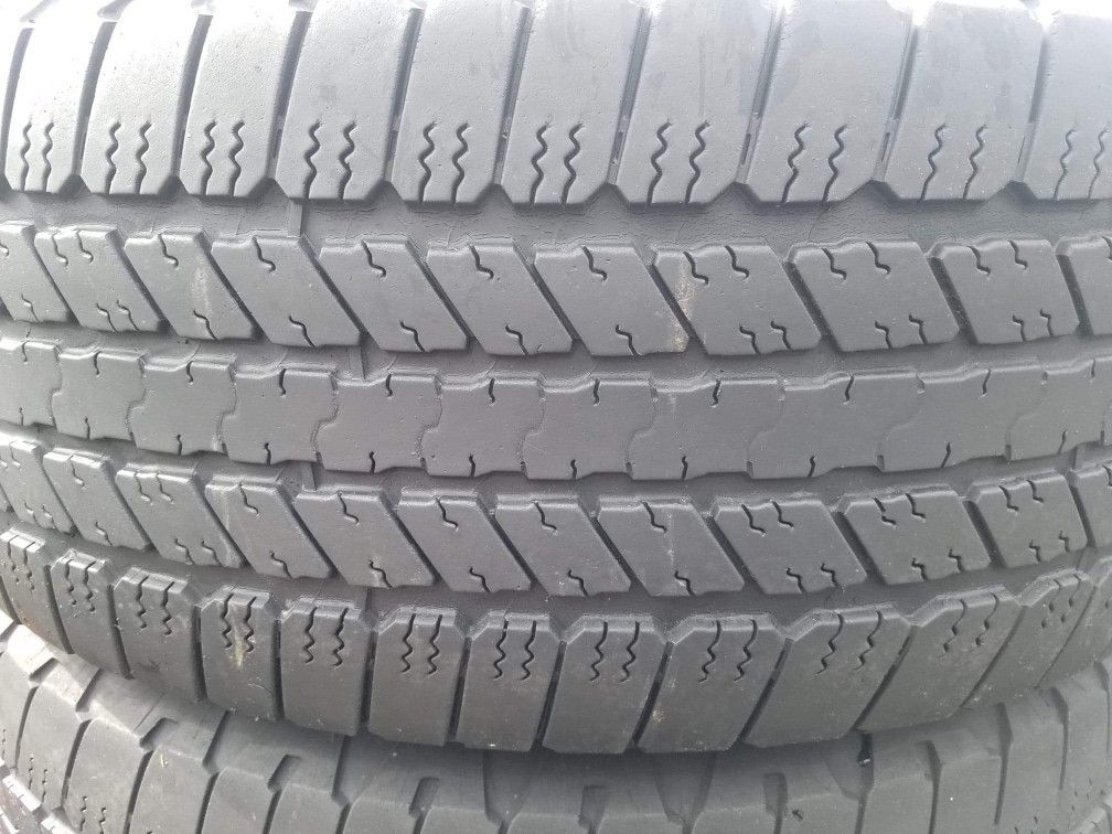 275 55 20 SET OF 4 GOODYEAR WRANGLER SR- A -- IN GREAT CONDITIONS WITH 75% TREAD LIFE REMAINING.