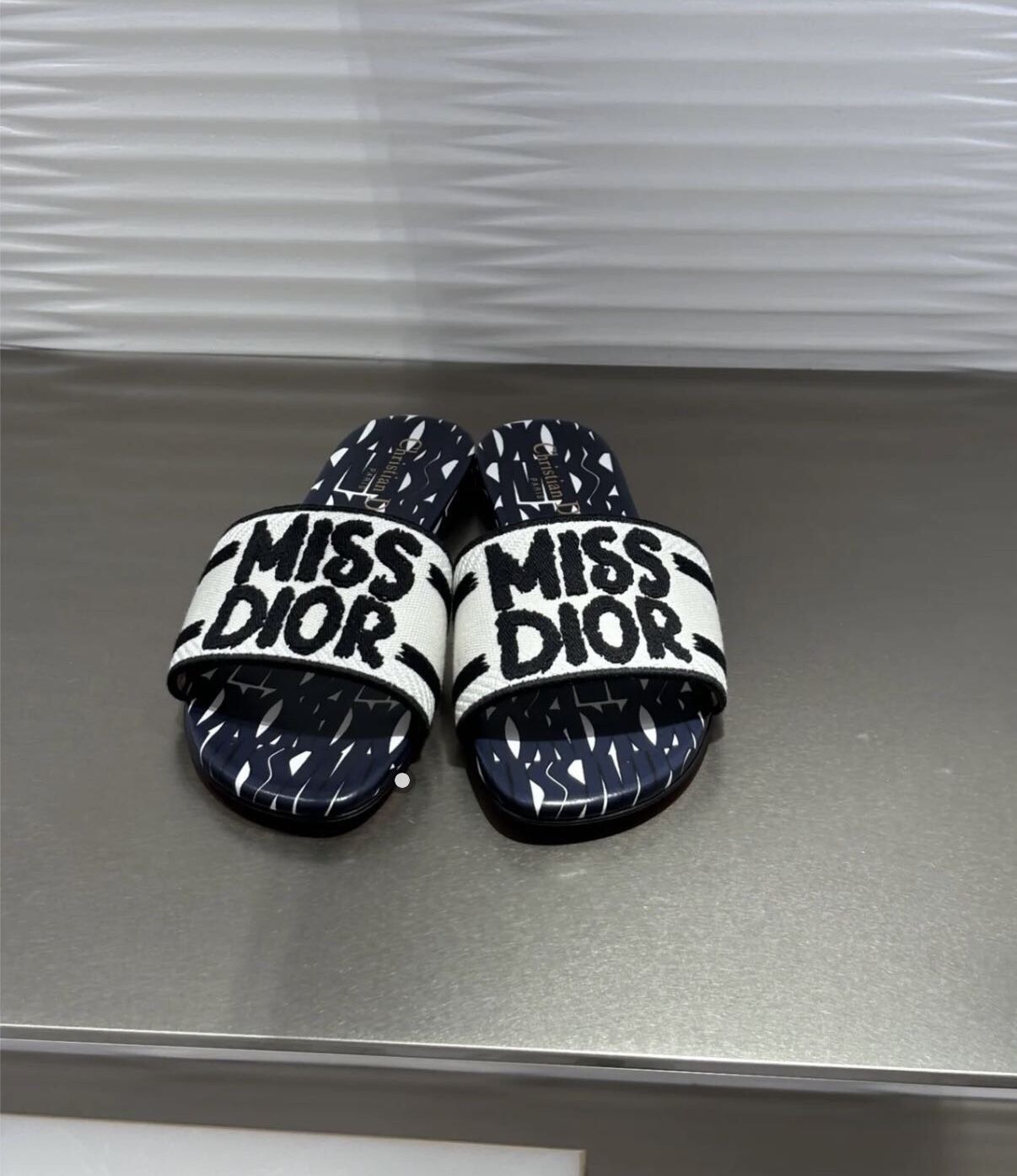 Fashionable printed flip-flops