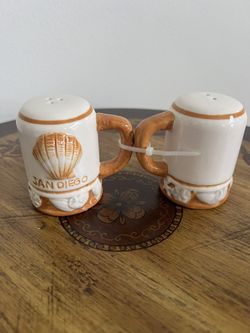 Vintage Road Runner Card Co San Diego Cup Salt and Pepper shakers