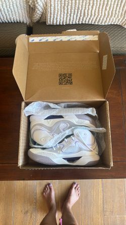 Avoli women’s volleyball shoes 8.5 US