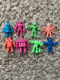 Random toy figure LOT OF 8