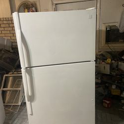 HAS ICE MAKER!!!  GIGANIC  21 CU.FT. RUNS LIKES BRAND NEW!!  VERY QUIET! WHITE FRIDGE.BEEN CLEANED IN & OUT EVEN COOLING FINS BEEN CLEANED! READY TO U