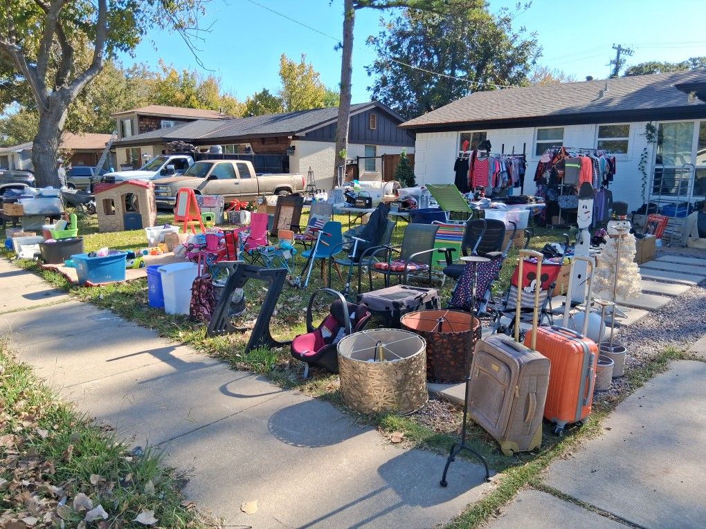 Yard Sale/Venta de Garage