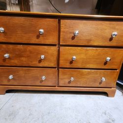Honey Maple Lowboy Dresser
6 wood drawers, silver pulls
