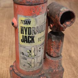 TITAN HYDRAULIC JACK VINTAGE 1 1/2 Tons