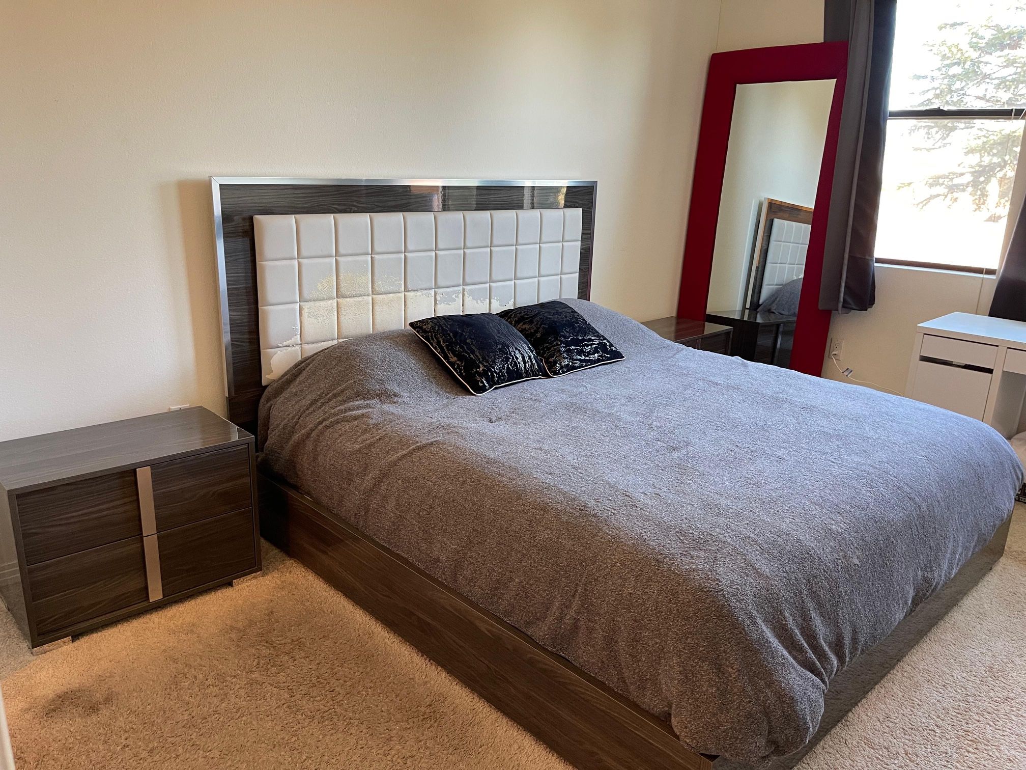 Modern king Bedroom Set - great condition!