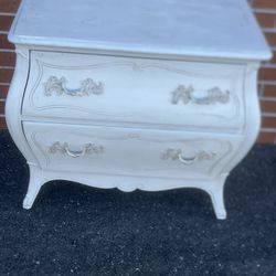 Henredon VERSAILLES nightstand 6611-06/VERSAILLES. Repainted White? Appears to be repainted white. Used in good condition with some cosmetic blemishes